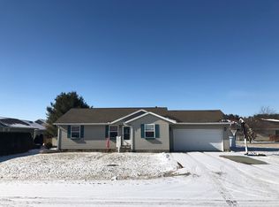 11 Seth Dunscomb Dr, Sullivan, IL 61951