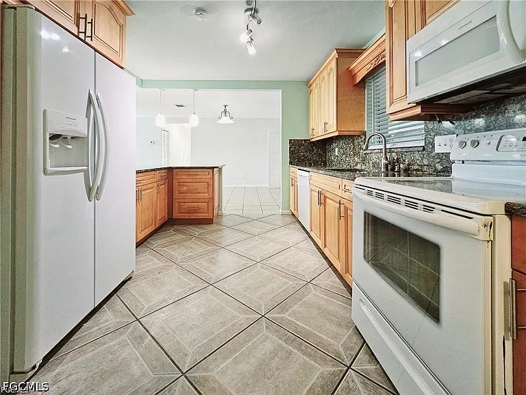 211 S Lake Dr — Photo 30