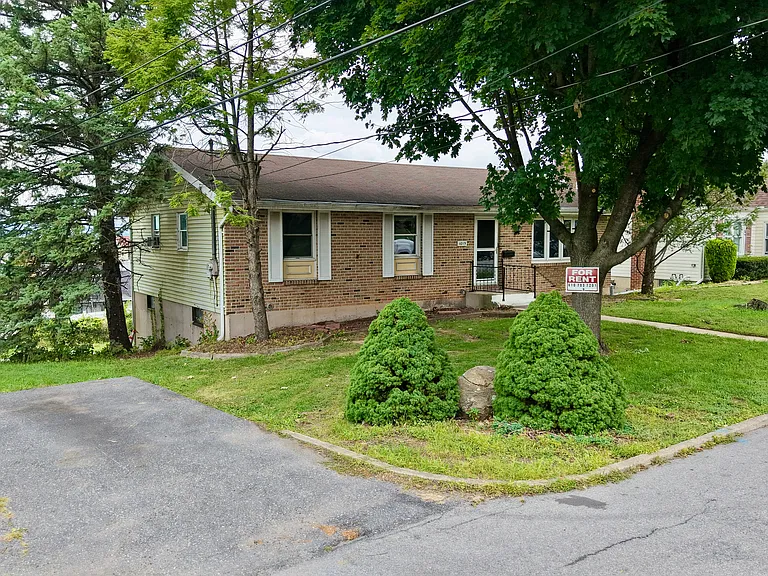 1015 E Hamilton St — Photo 2