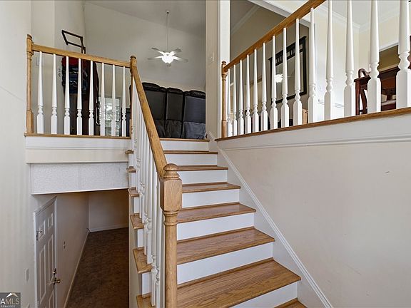3rd image of 16 Berkshire Dr NW