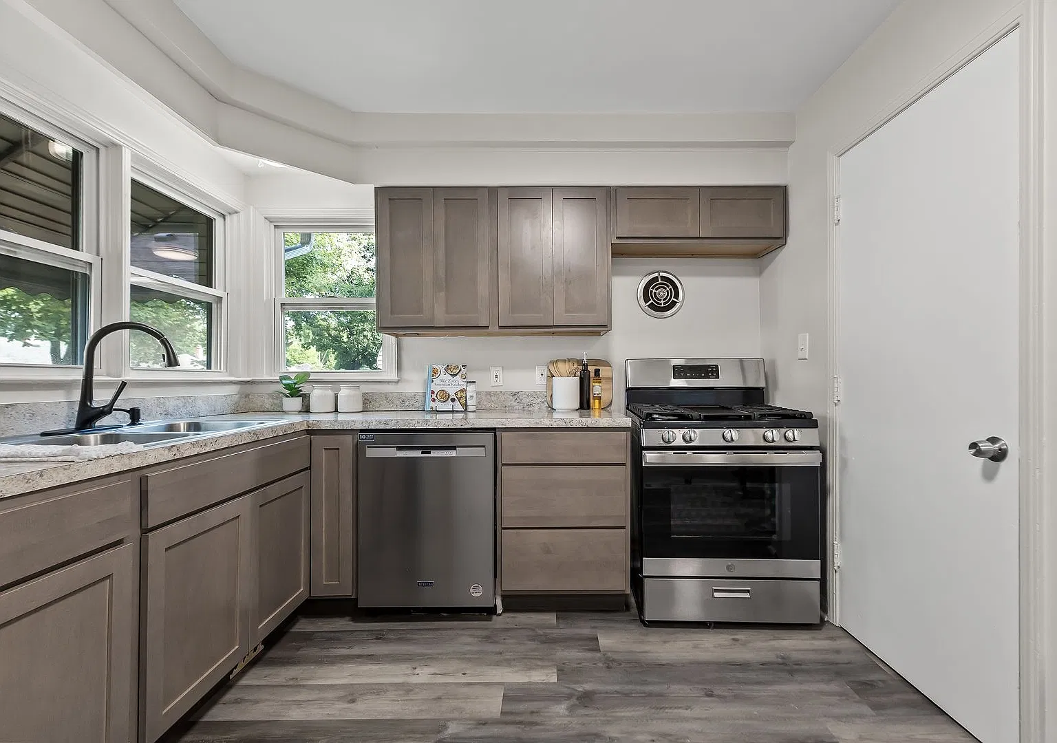 Open House- November 7th 12pm-1230pm! Beautiful 3-Bedroom 1.5 Bath — Photo 4