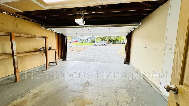 3 bed, 1.5 bath, 1392 sqft, $2,095 — Photo 4