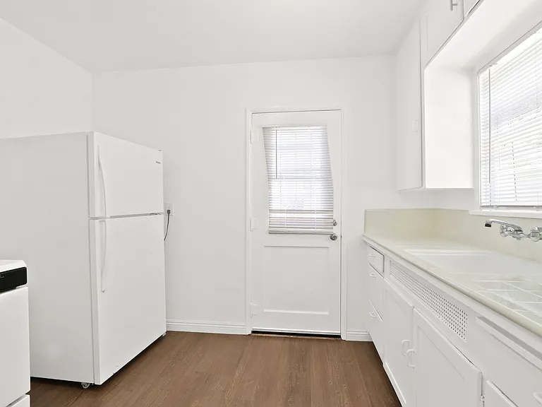 Charming Triplex Unit in Historic Rose Park — Photo 5