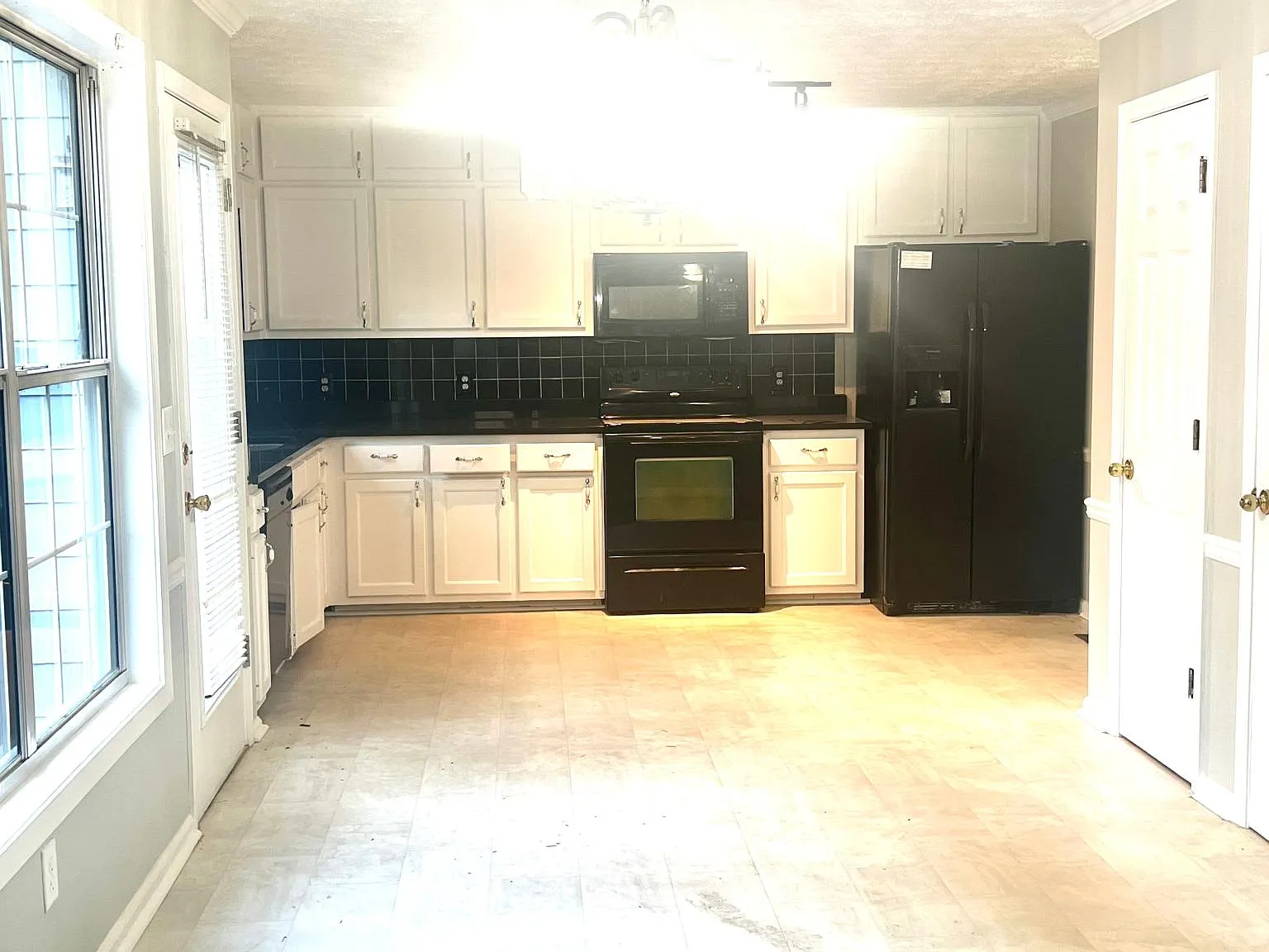 4 bed, 2.5 bath, 2250 sqft, $2,500 — Photo 2