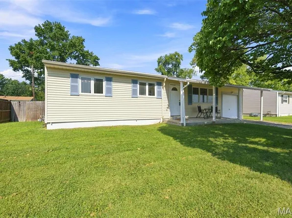 3319 Royal Domain Dr, Saint Charles, MO 63301