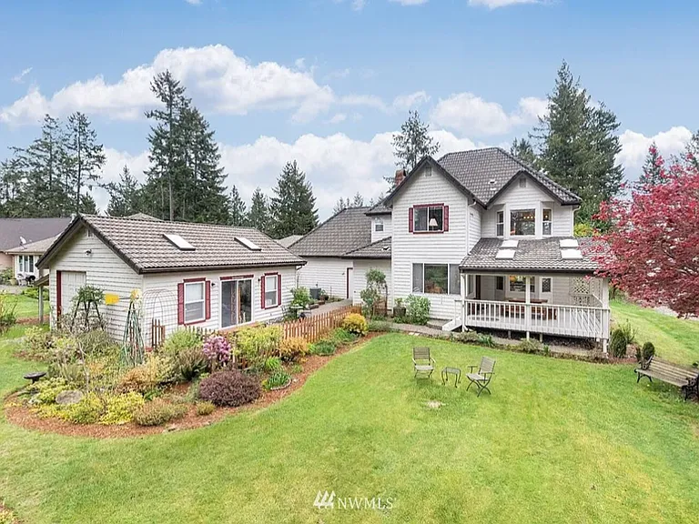 141 E Fairway Dr — Photo 2