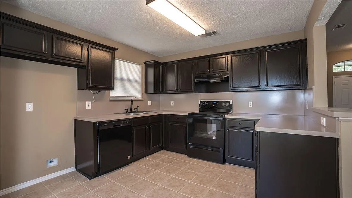 3 bed, 1260 sqft, $2,150 — Photo 3