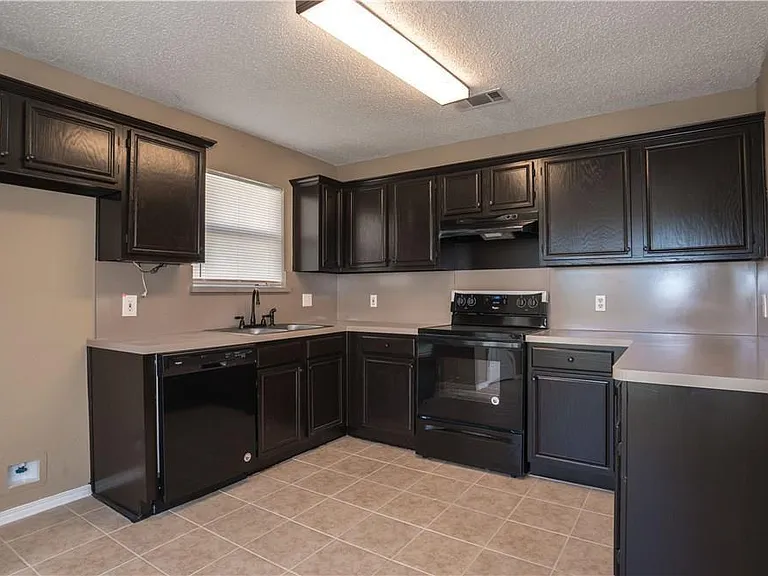 1512 Manitoba Ln — Photo 3