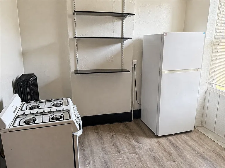 111-115 Lyell Ave #113 — Photo 3