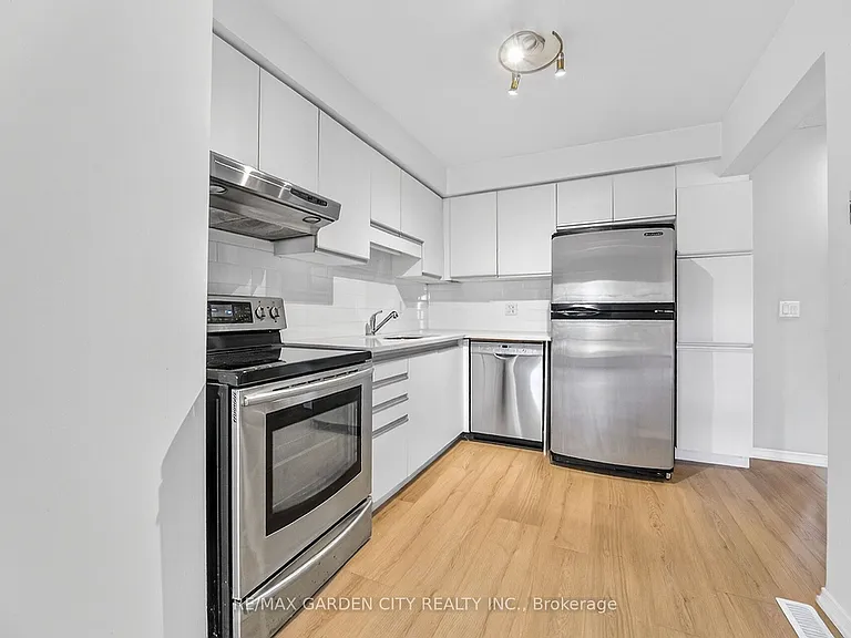 2 Royalwood Ct #59 — Photo 7