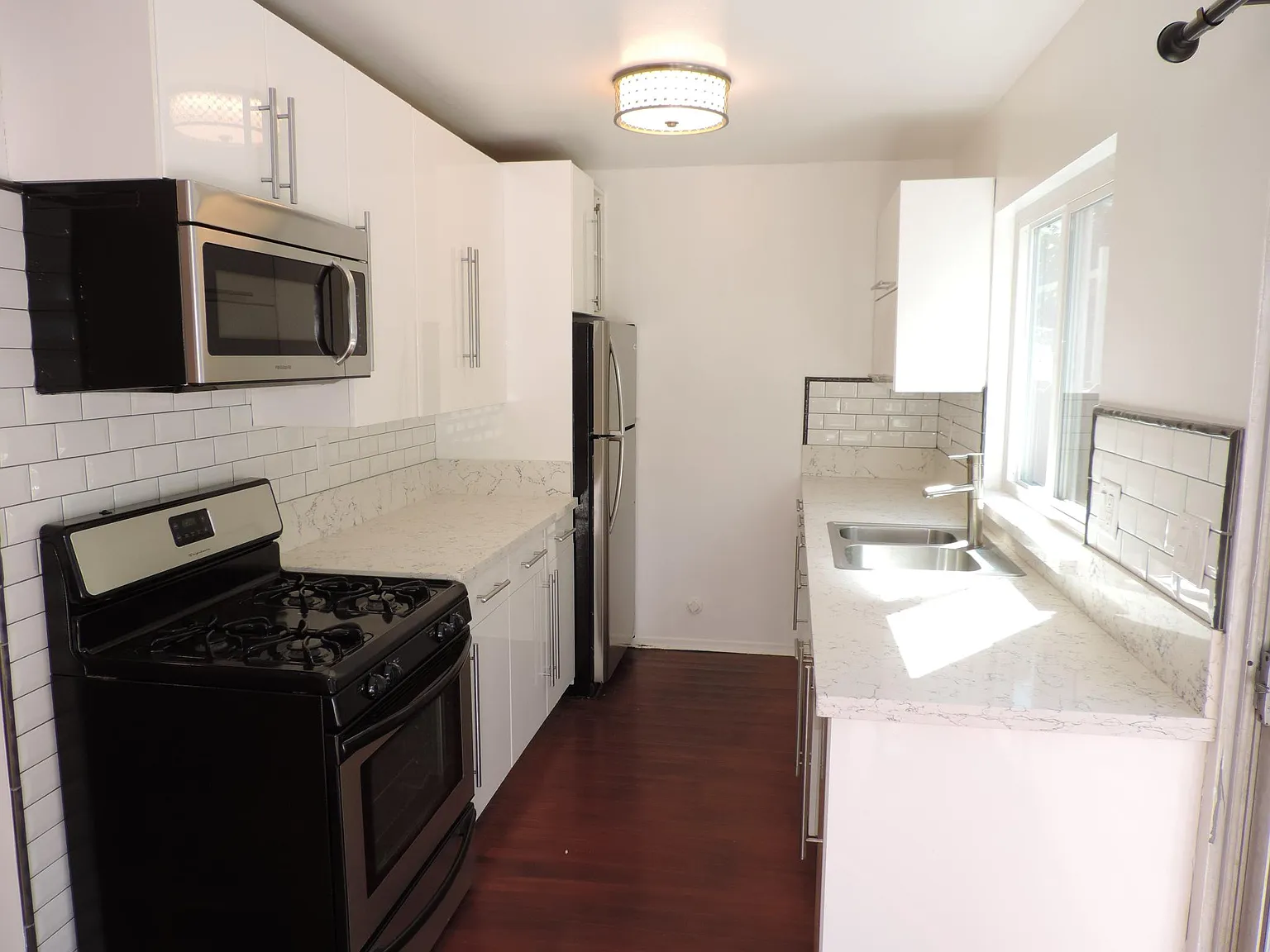 3 bed, 1300 sqft, $3,900 — Photo 2