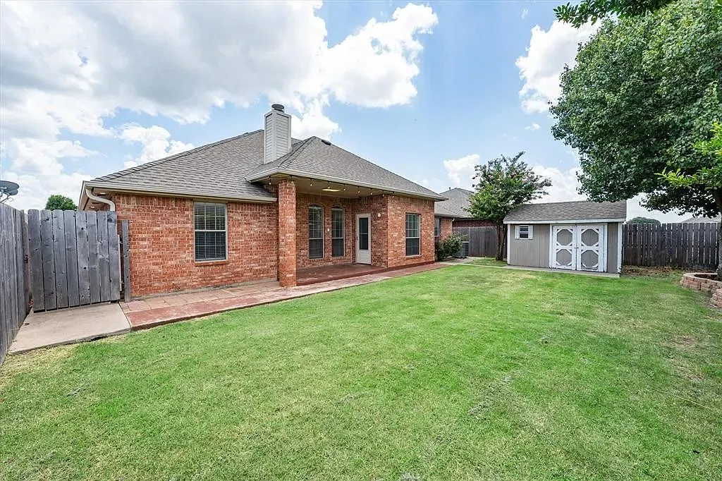 3 bed, 1855 sqft, $1,900 — Photo 2