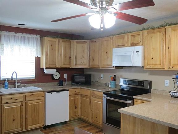 4th image of 404 N Oak Ave