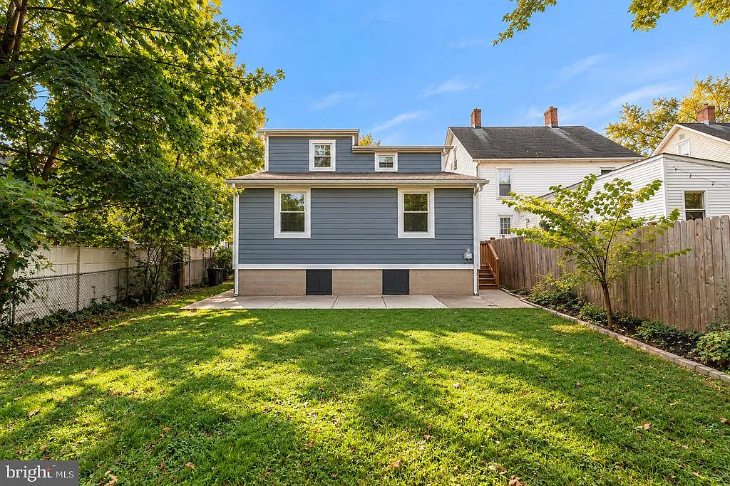 32 Columbia Ave — Photo 3
