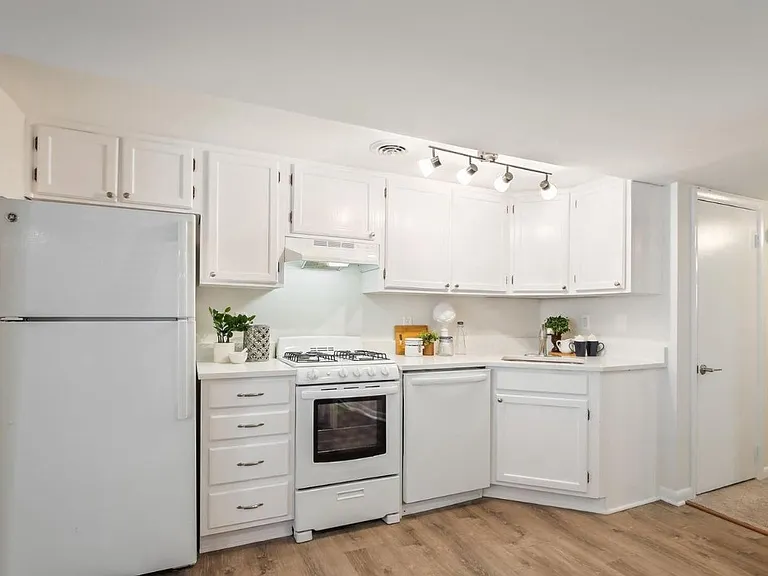 616 E St NE #B — Photo 12