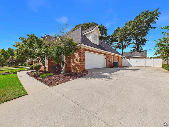 5th image of 223 Twelve Oaks Dr