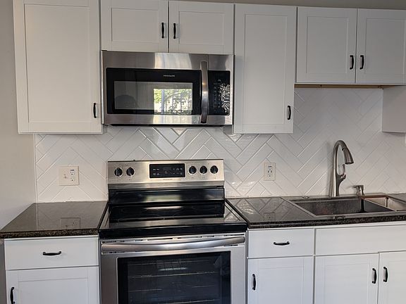 3rd image of 1123 W Woodlawn Ave