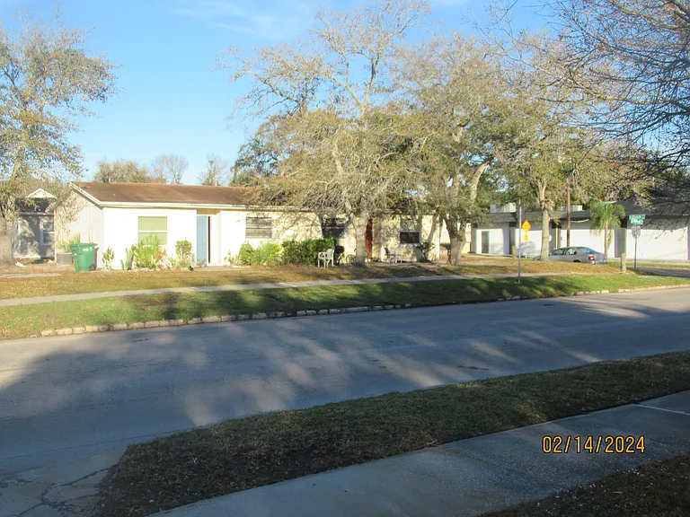 2102 W Beach St #B — Photo 3