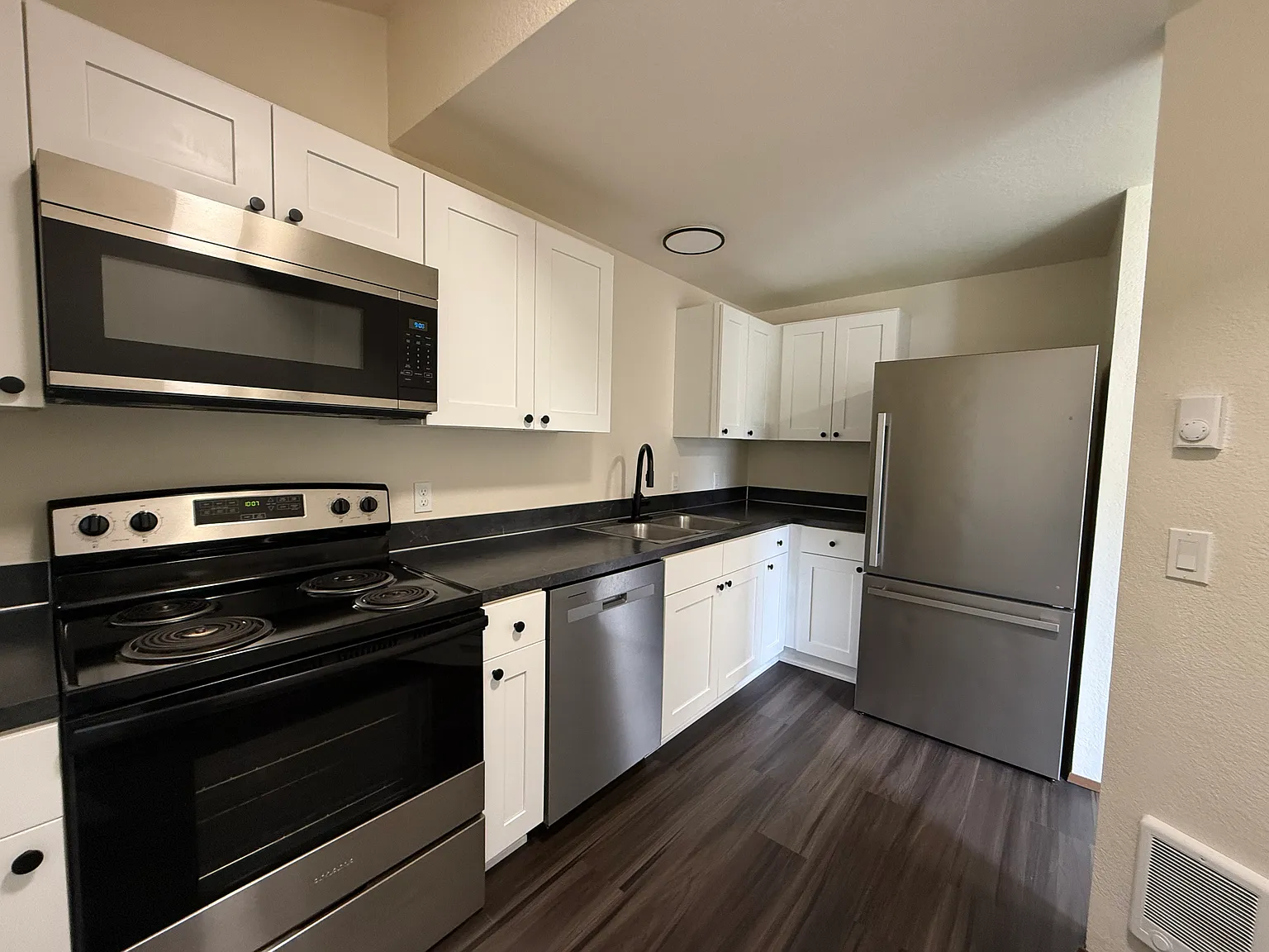 2 bed, 1.5 bath, 850 sqft, $1,600 — Photo 2