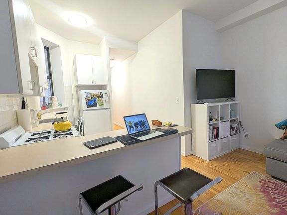 5th image of 60 W 75th St APT 2B