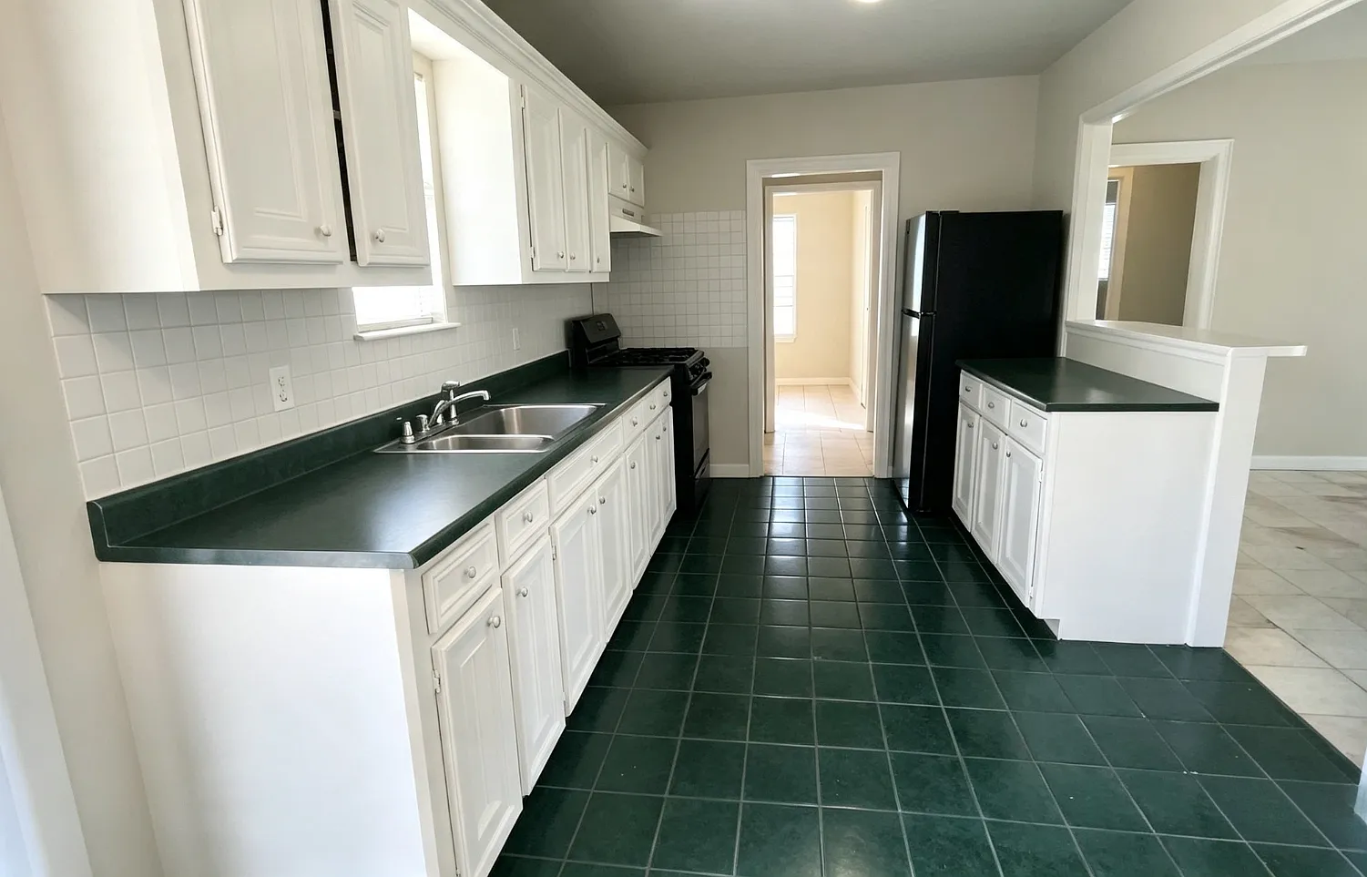 3 bed, 1.0 bath, 1068 sqft, $1,550 — Photo 3