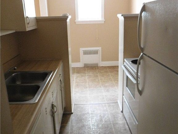 4th image of 100 Bradford Ave
