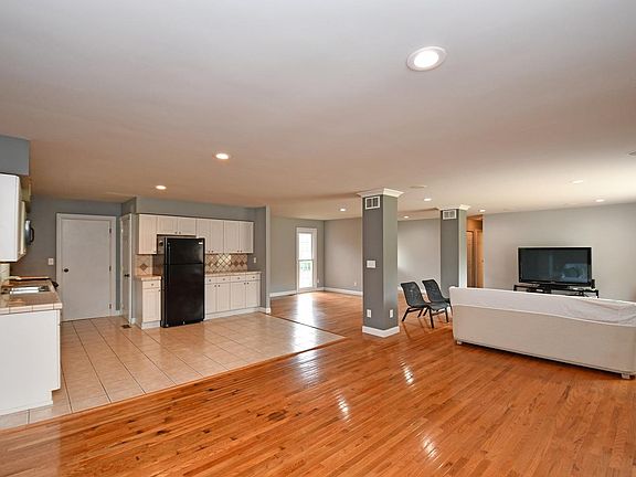 3rd image of 7861 Blackthorn Dr