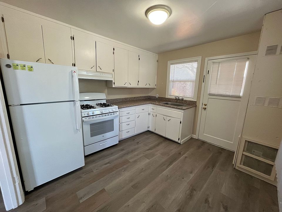 1st image of 120 & 126 Redwood Ave #120-1