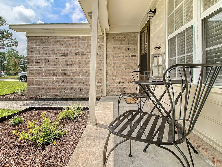 111 Ashwood Ct — Photo 3
