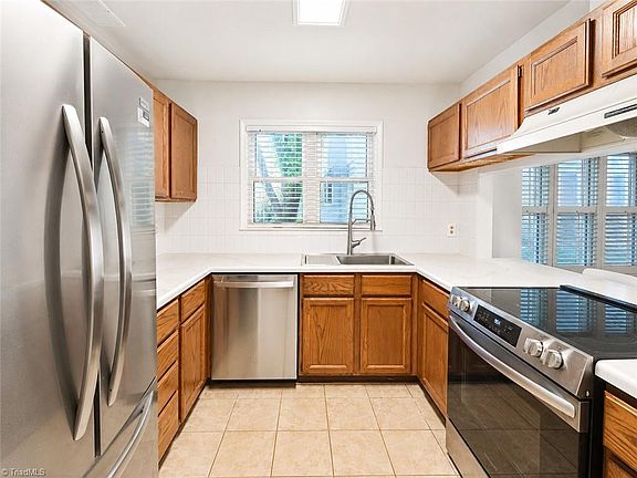 5th image of 231 Oakwood Ct
