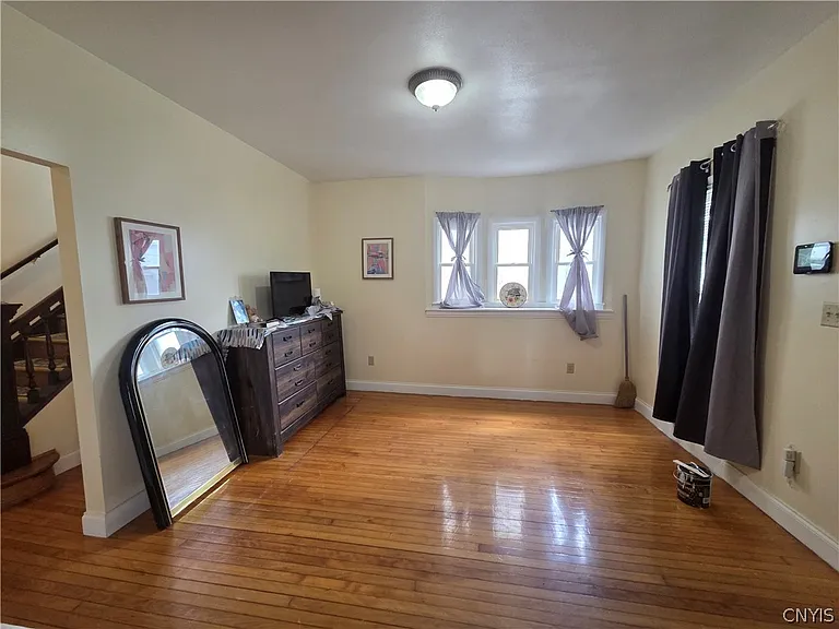 517 Garfield Ave — Photo 2