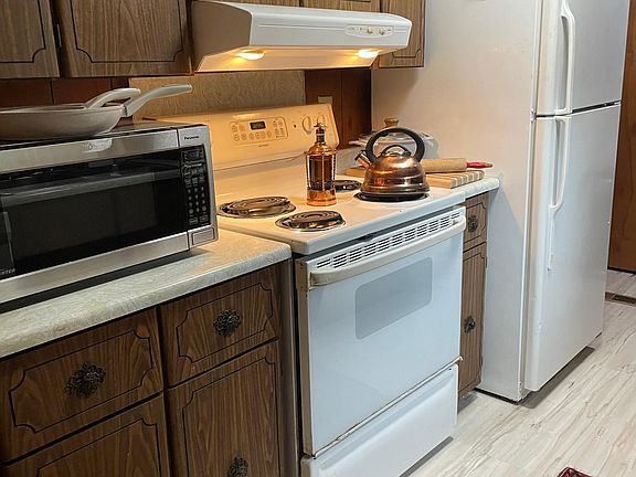 Electric Stove. Everything a standard kitchen would have.