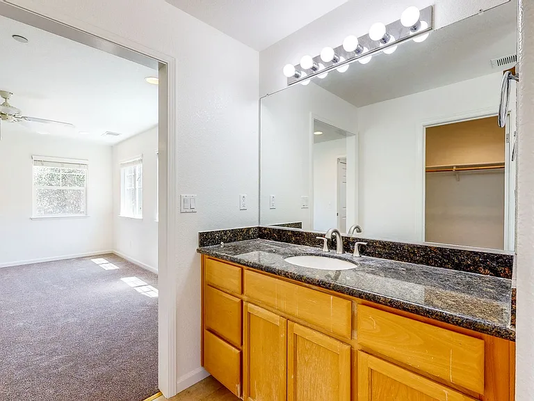 642 Acacia Ln — Photo 43