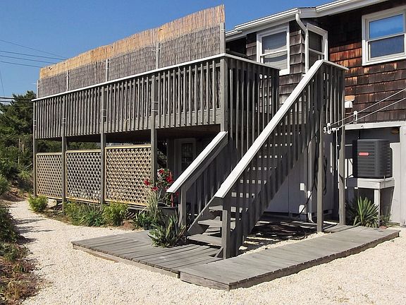 Huge deck, outdoor shower.