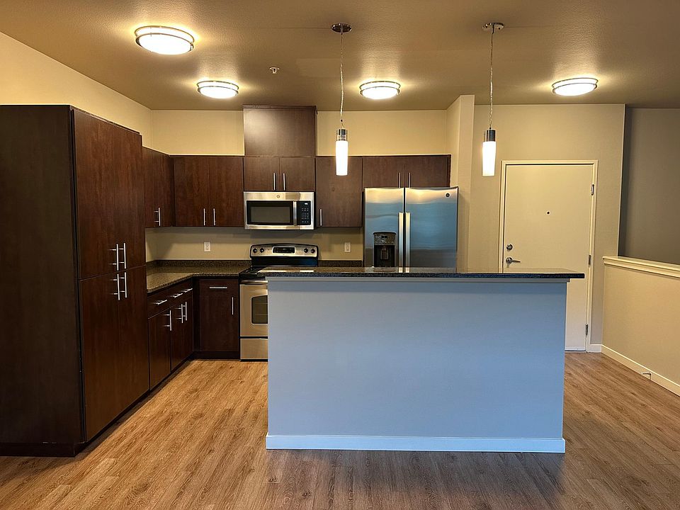 1st image of 1050 10th Ave NE Unit 308