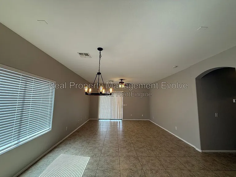 2513 W Woburn Ln — Photo 3