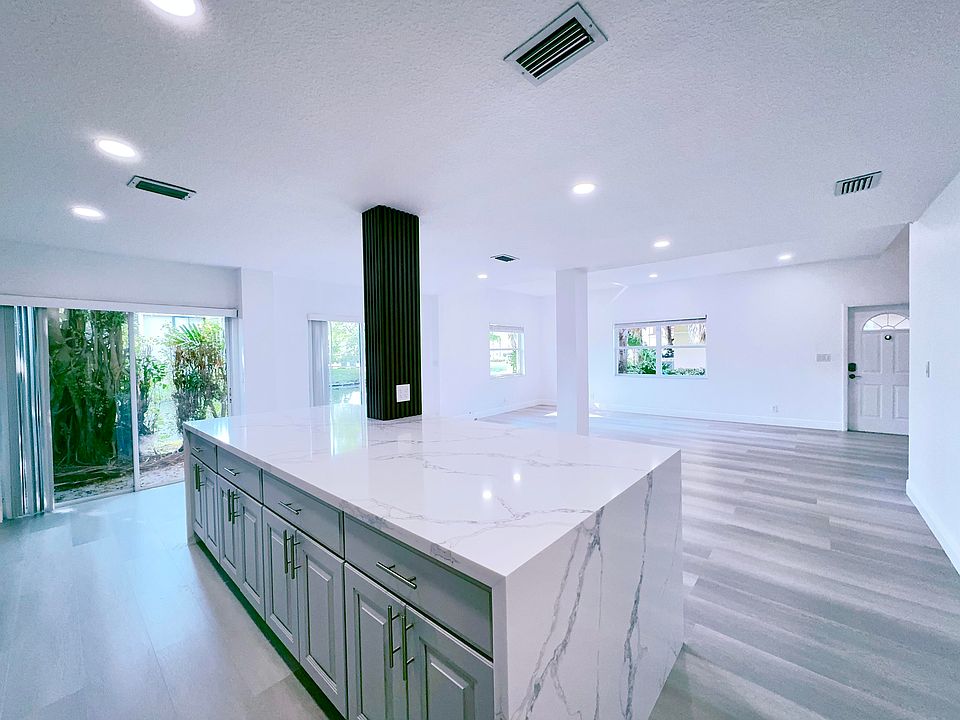 1st image of 549 Racquet Club Rd APT 31