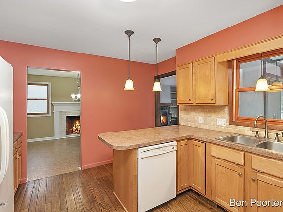 5th image of 2332 Rosewood Ave SE