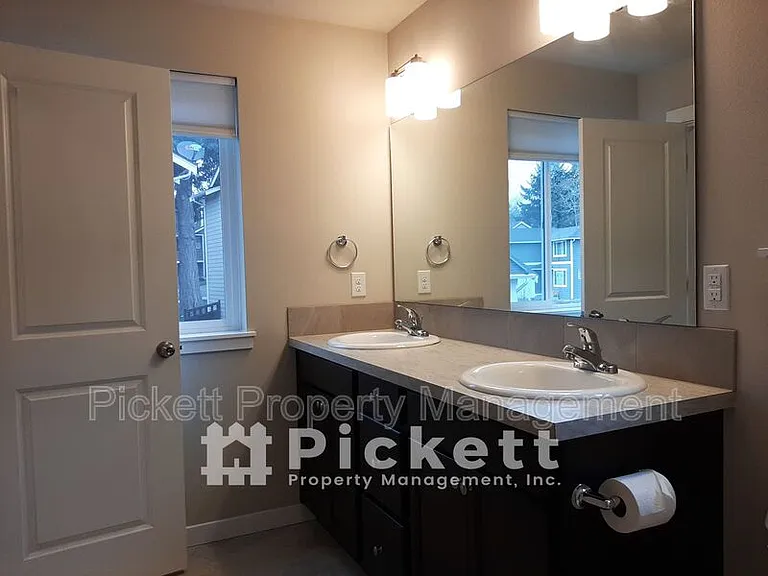 1004 Samara St — Photo 9
