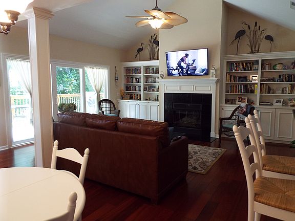 4th image of 8 Evergreen Ln
