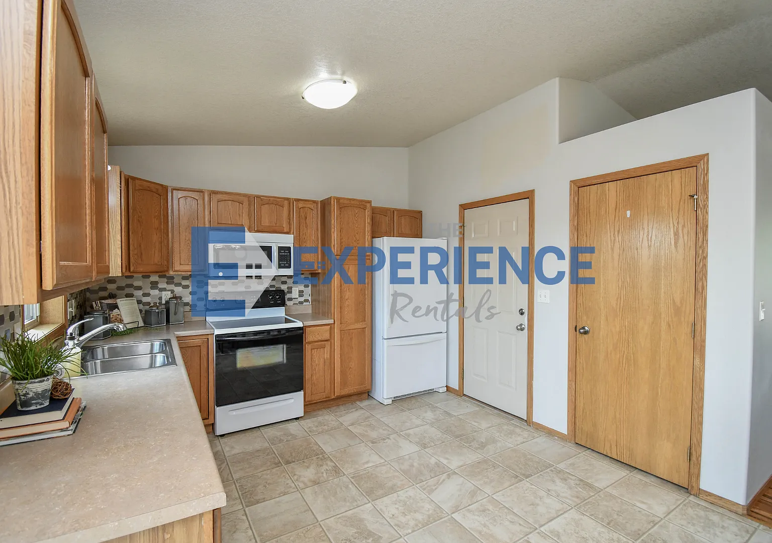 Spacious Ranch Home with 3-Car Garage, Finished Basement & Fenced Yard! — Photo 4