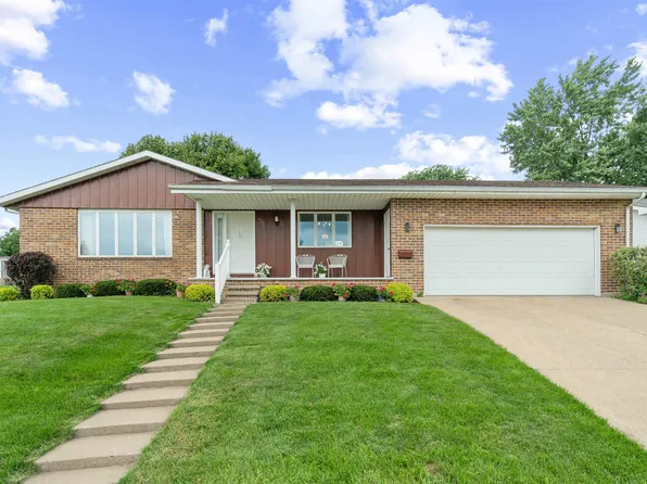 931 Parkview Dr, Holy Cross, IA 52053