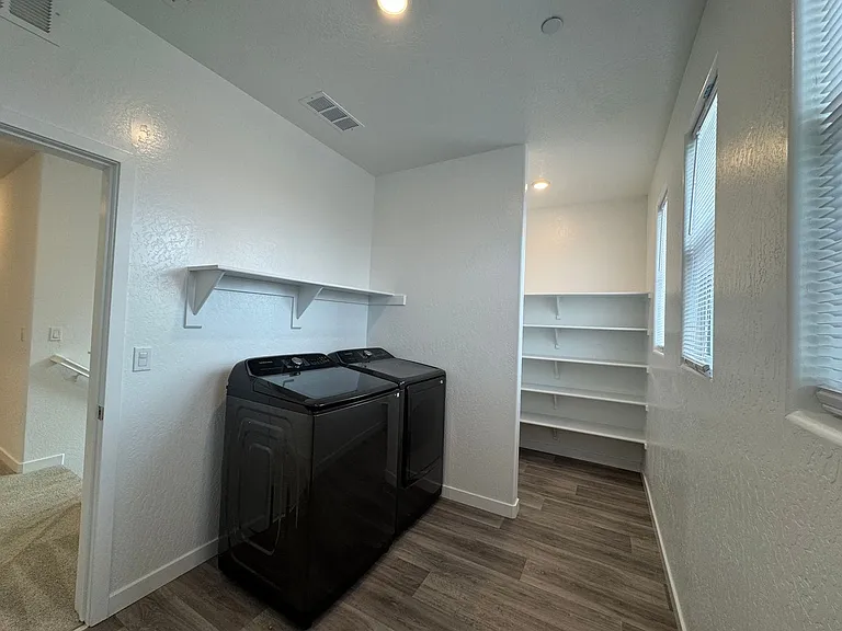 997 W Pioneer Dr — Photo 33