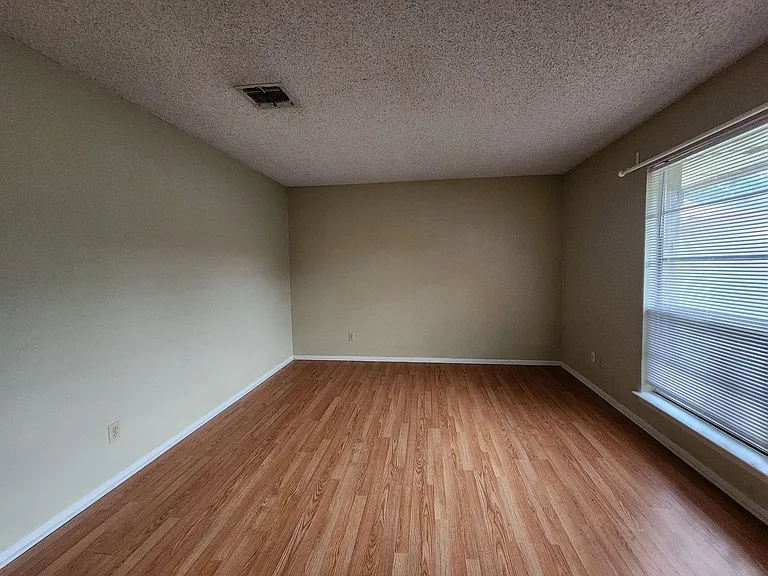 317 Briarwood Dr — Photo 8