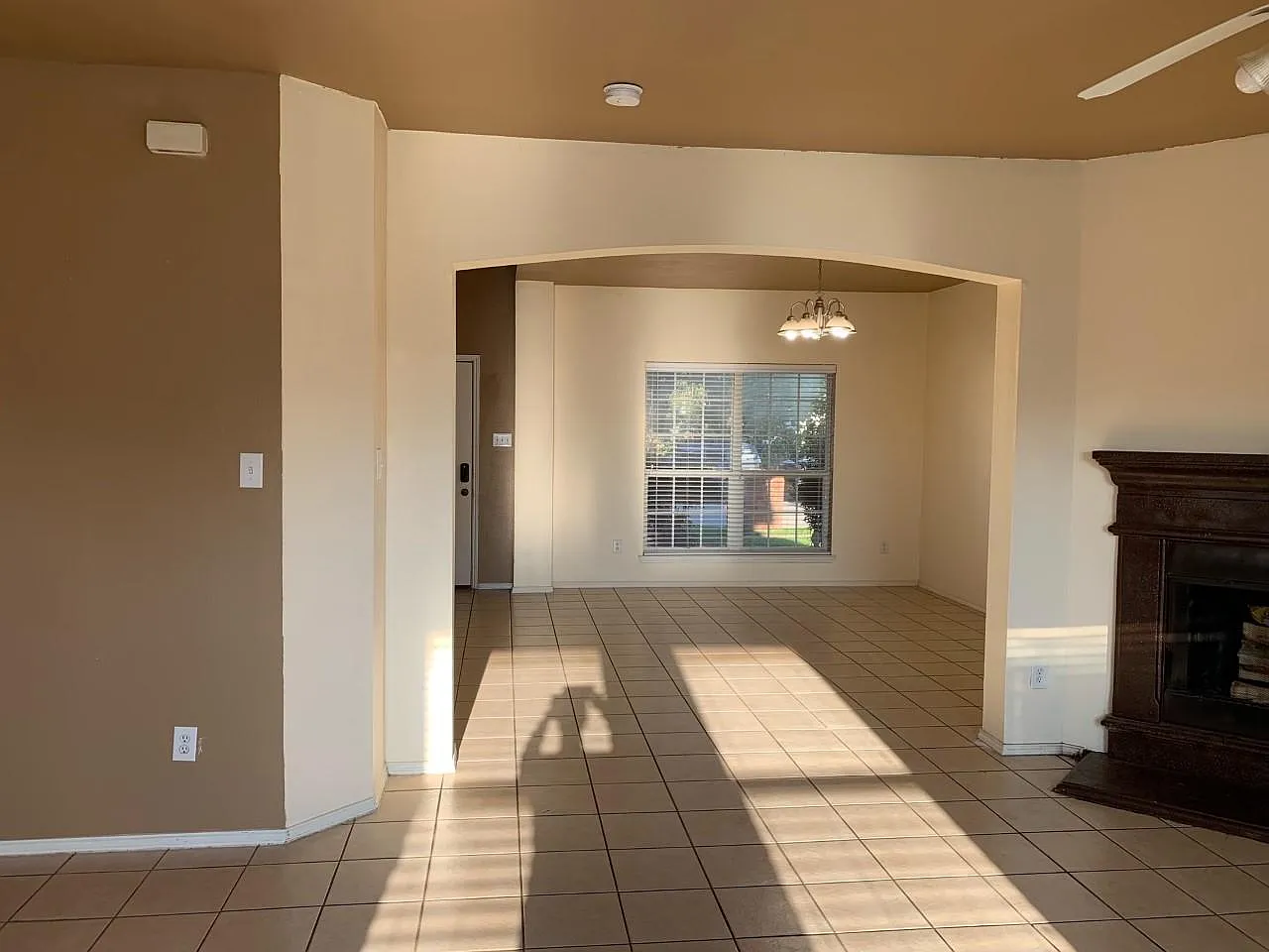 4 bed, 2.5 bath, 2529 sqft, $2,450 — Photo 3