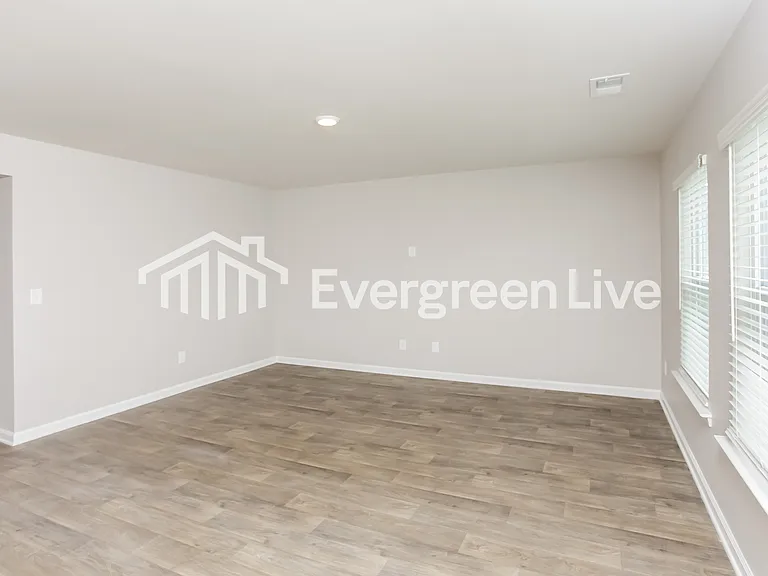 805 Vanguard St — Photo 2
