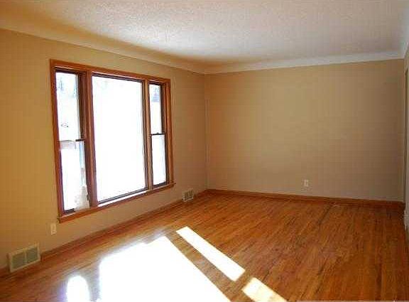 4th image of 1567 Iowa Ave E