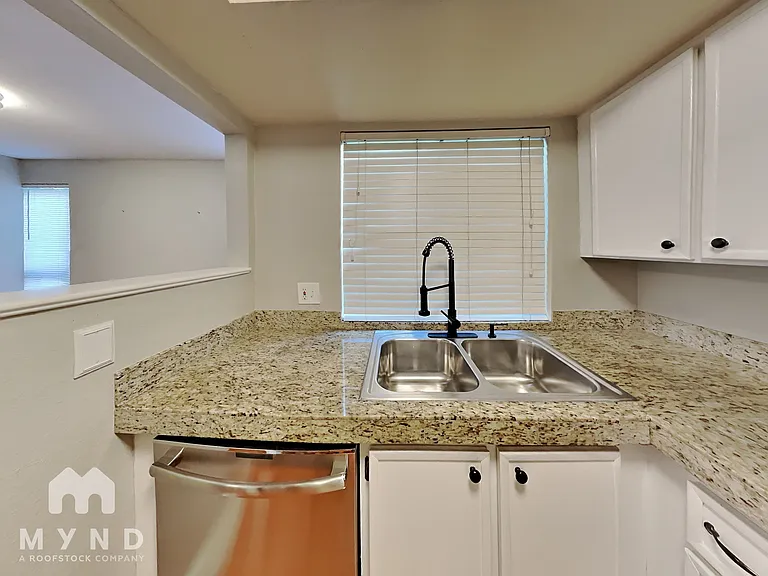 10905 NE 35th Pl #4 — Photo 8