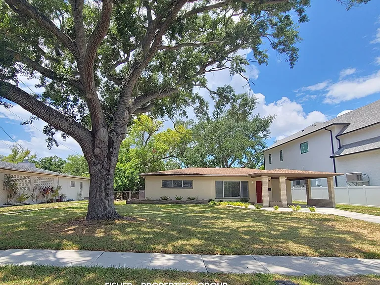 621 Riviera Dr — Photo 1