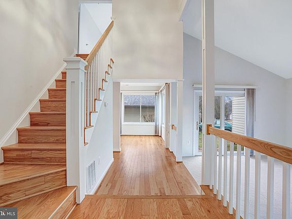 3rd image of 9 Wrightwood Pl